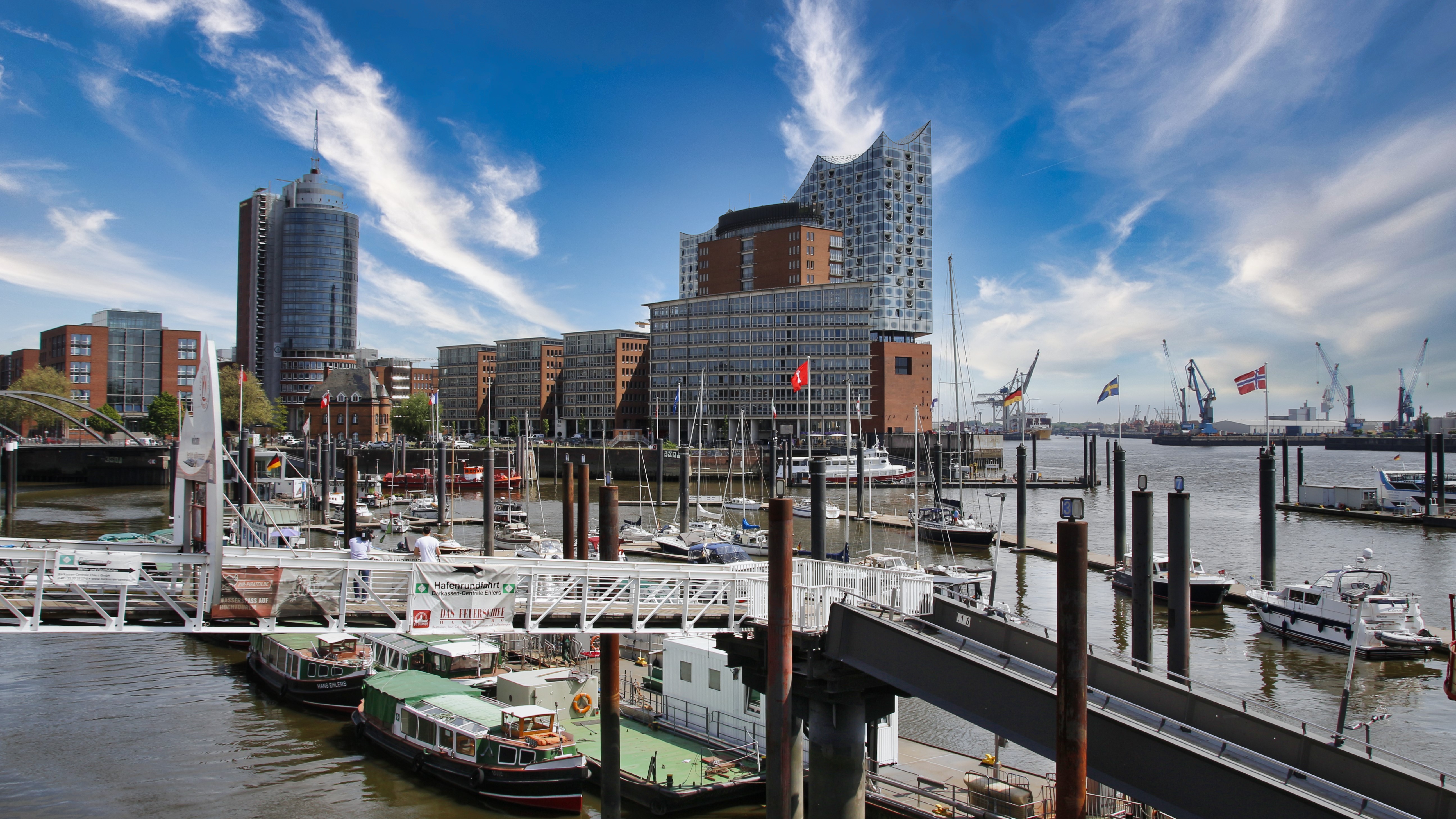 Hafen mit Elbphilharmonie